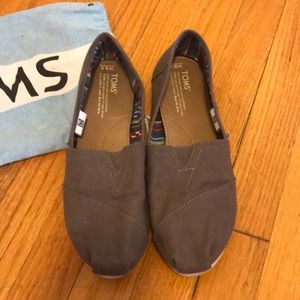 Women’s size 9.5 toms grey